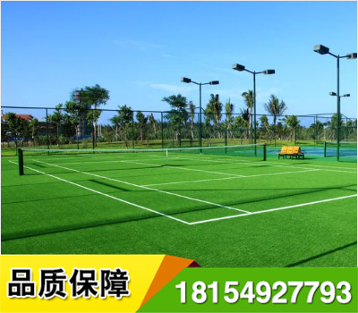 網(wǎng)球場人造草坪強韌耐磨損,可以全天候使用,而且具有極佳的運動員保護(hù)功能,能有效避免運動員在運動中可能遇到的關(guān)節(jié)受損,皮膚灼傷或擦傷,保證足球的正常滾動與運轉(zhuǎn)速度.